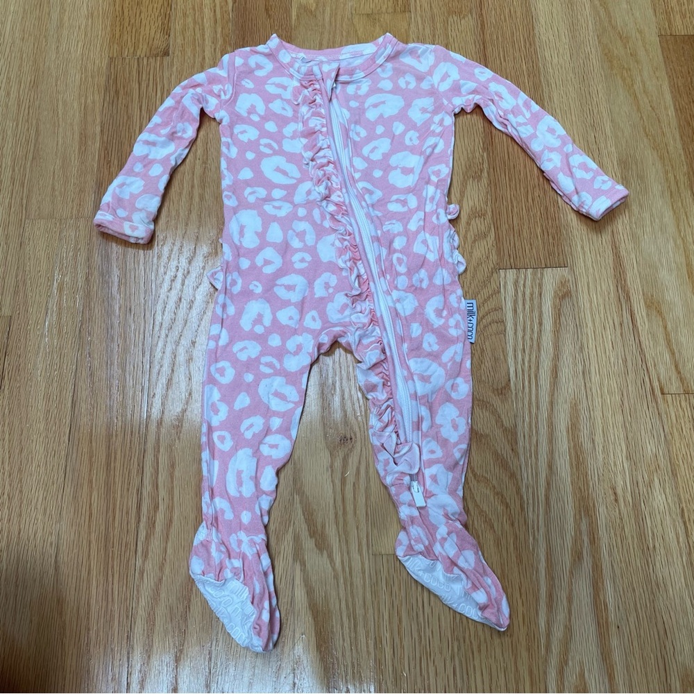 Milk+coco bamboo pink and white cheetah print ruffled footed zipper sleeper0-3m